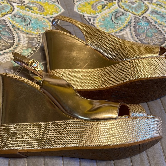 Lilly Pulitzer Gold wedge shoes sandals Sz 8 EUC - Picture 2 of 6
